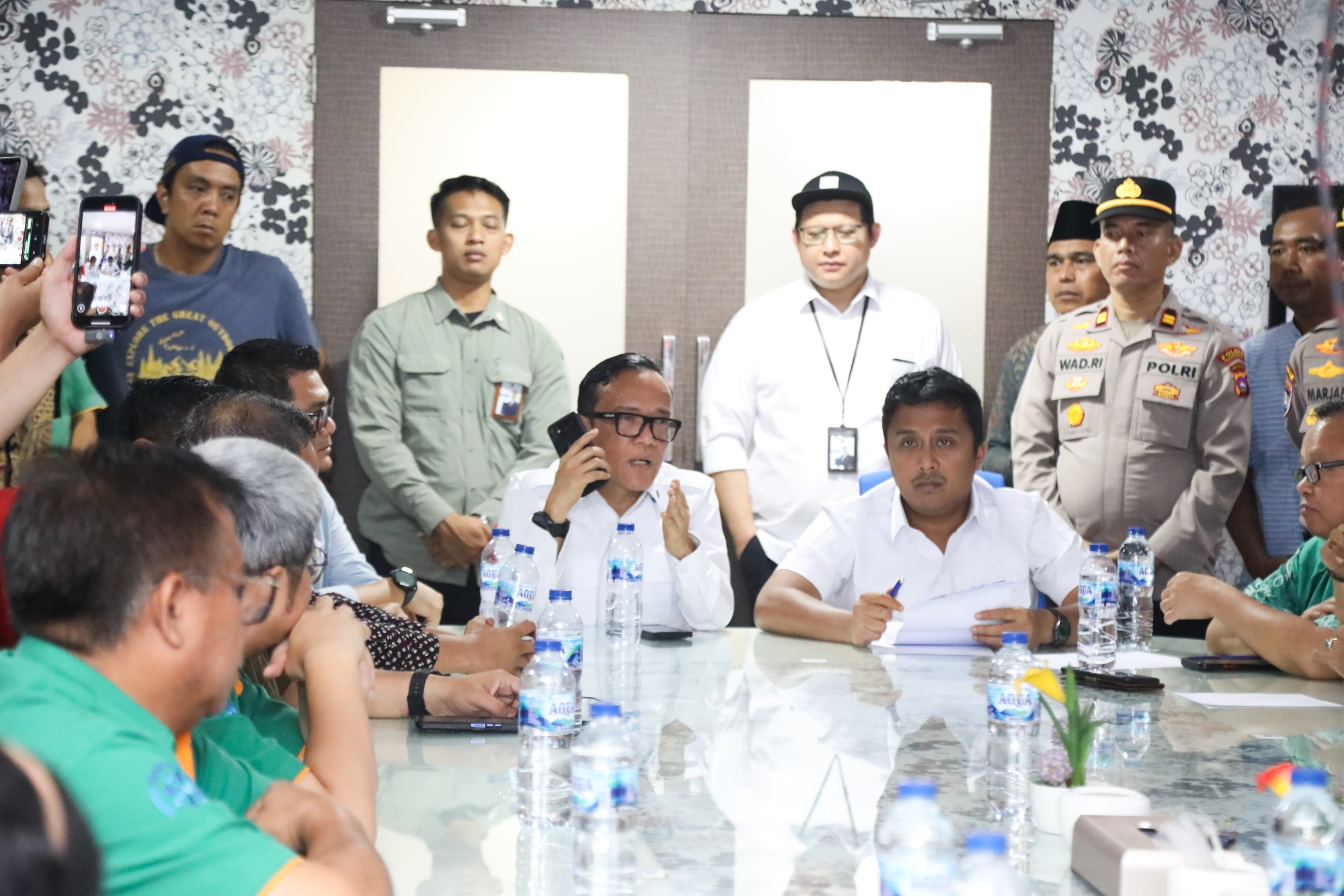 Negara Hadir: Wamenaker dan Wagub Sumbar Dampingi Ratusan Buruh PT Bumi Sarimas Indonesia