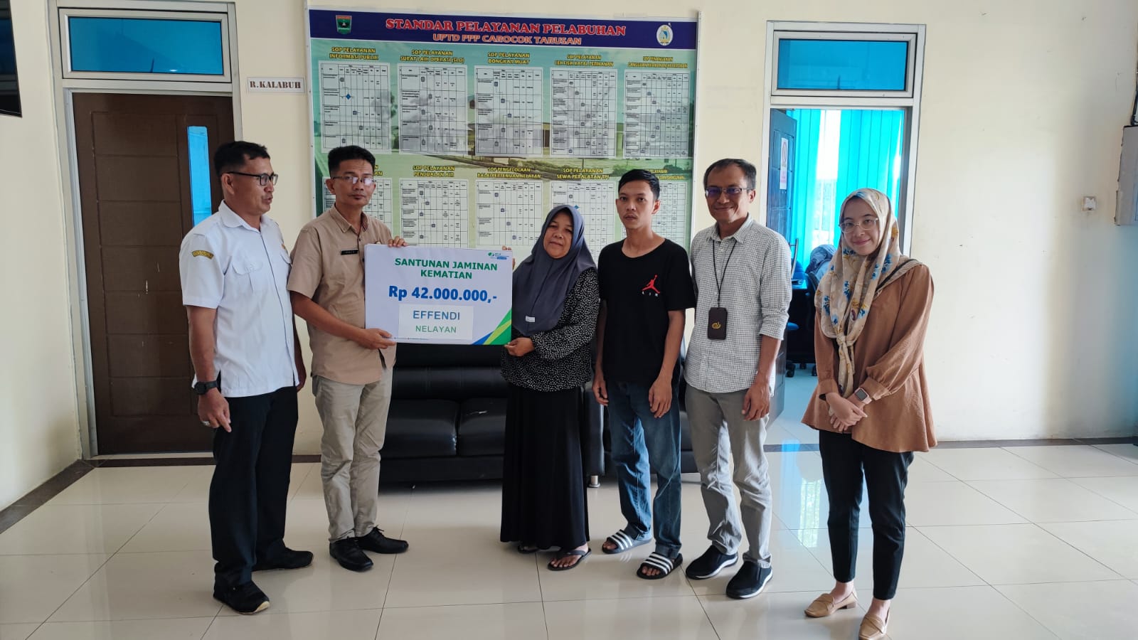 DKP Sumbar dan BPJS Serahkan Santunan Kematian Nelayan