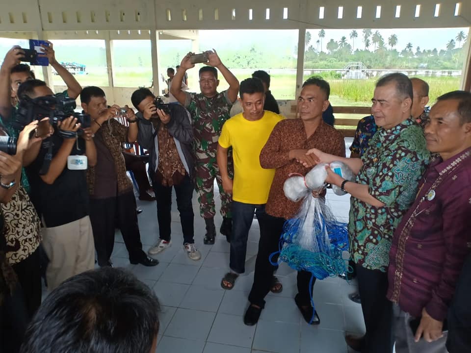 Wagub Sumbar Nasrul Abit : LEGALKAN USAHA NELAYAN DAN LINDUNGI LINGKUNGAN, PEMPROV SUMBAR SERAHKAN 450 SET GILL NET BAGI NELAYAN MUARO ANAI