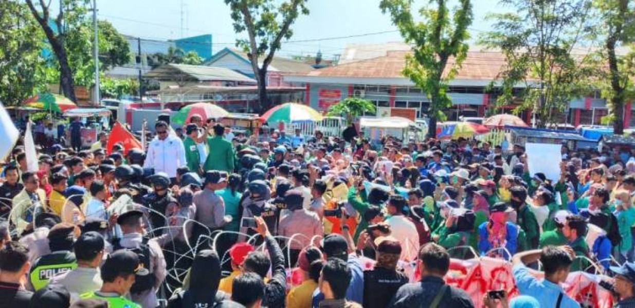 Pimpinan DPRD Sumbar Sambut Aksi Mahasiswa Tolak Omnibus Law