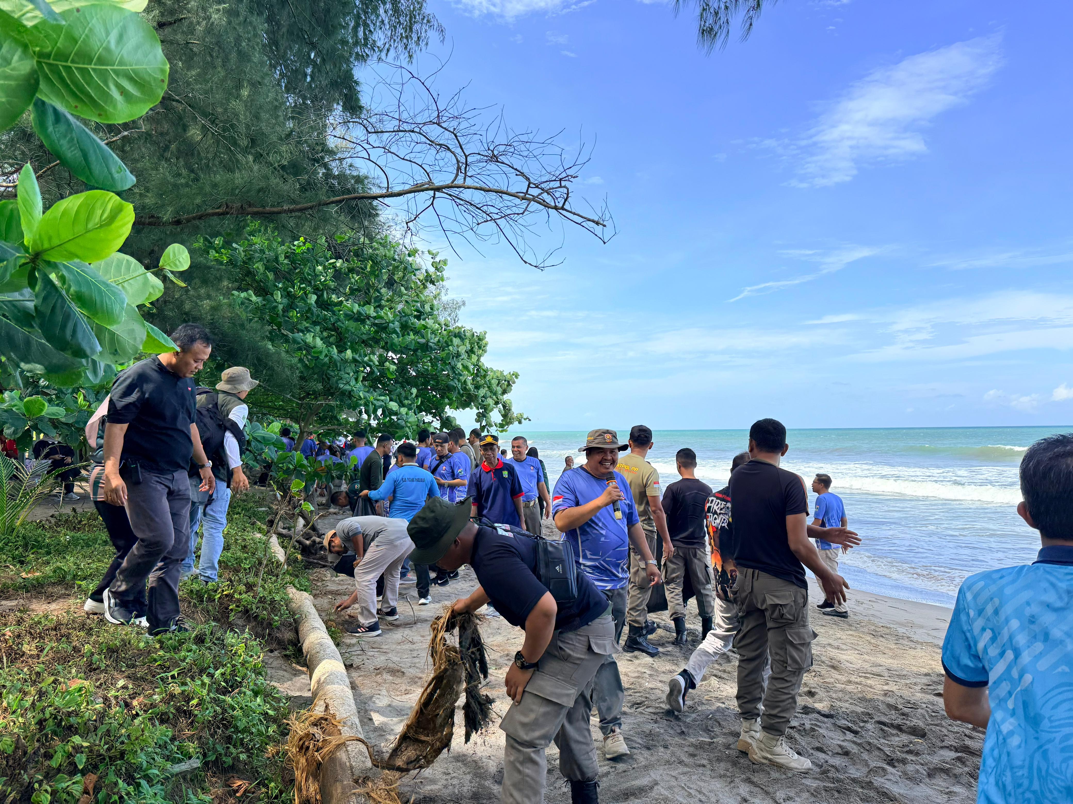 Sinergi Tiga Pilar: Rangkaian HUT Damkar, Satpol PP, dan Satlinmas Tingkat Sumbar Dimulai dengan Aksi Bersih Pantai di Padang Pariaman