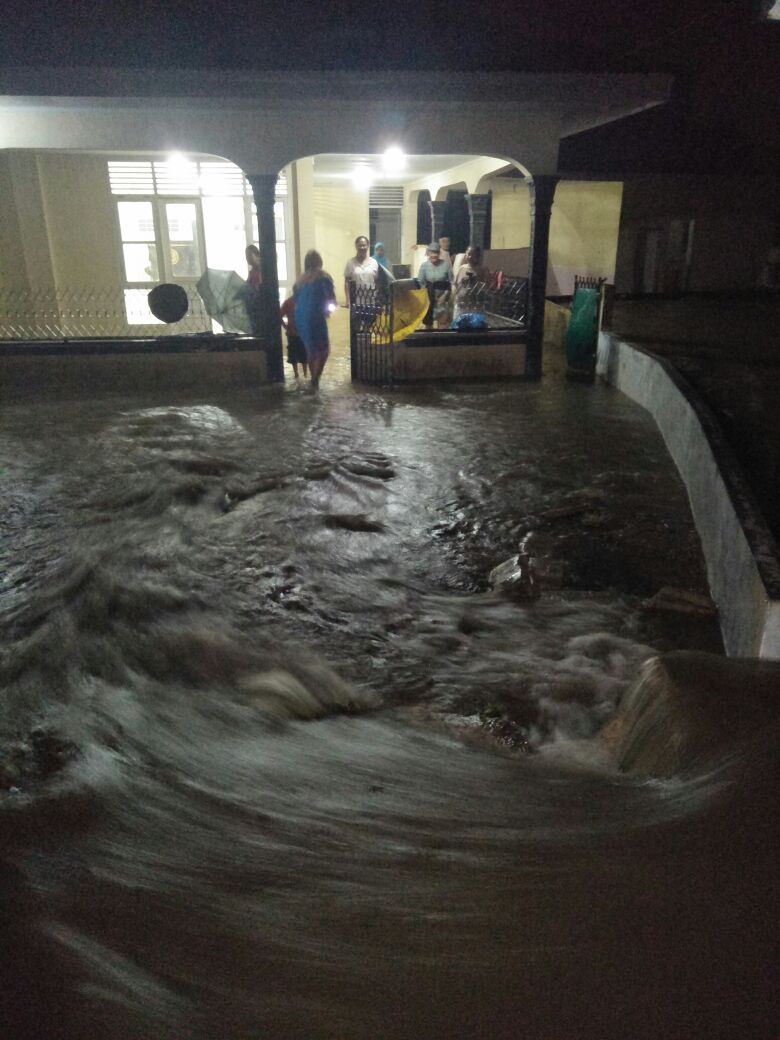 Hujan Deras Dua Jam Lebih, Padang Tergenang