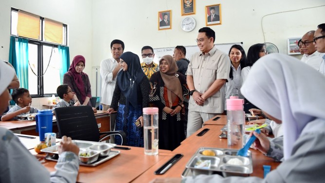 MBG untuk Anak Berkebutuhan Khusus, Wamen Angga Raka Prabowo Tinjau Layanan Berbasis Digital