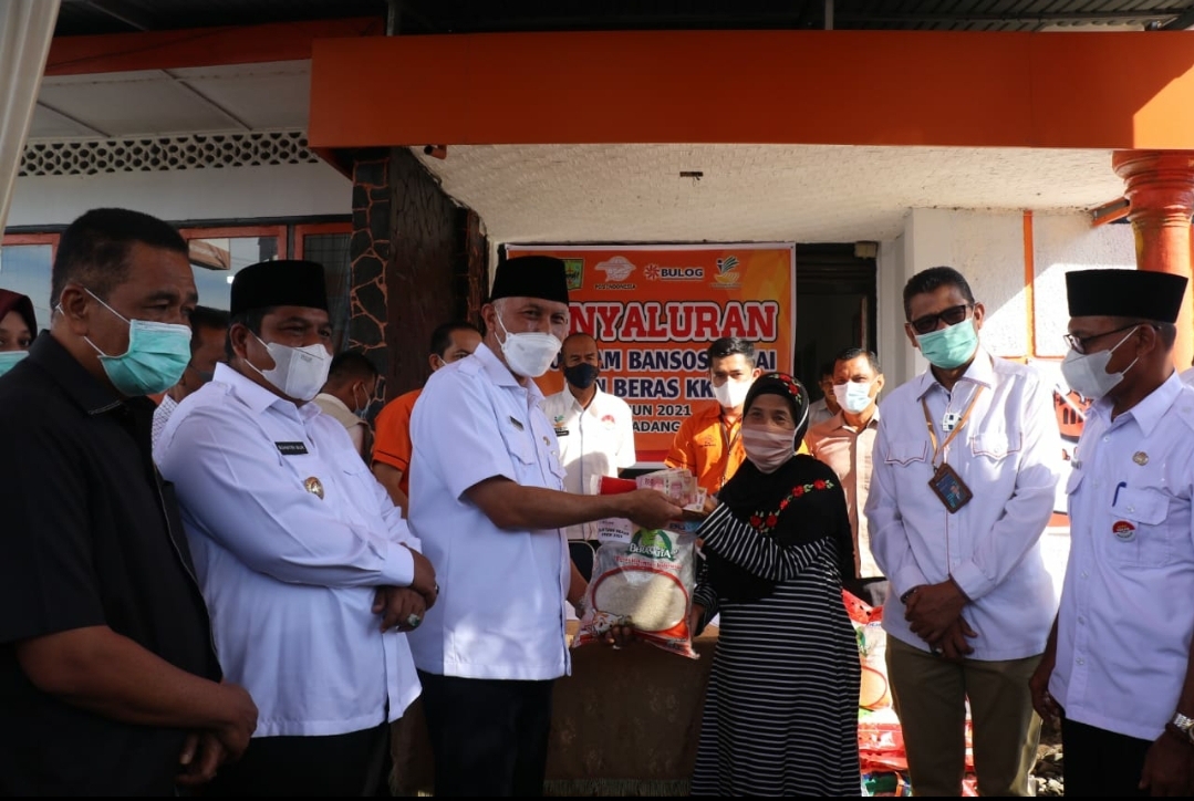 Ajak Keluarga Penerima Manfaat Patuhi Prokes, Gubernur Tinjau Penyaluran BST di Padang Pariaman