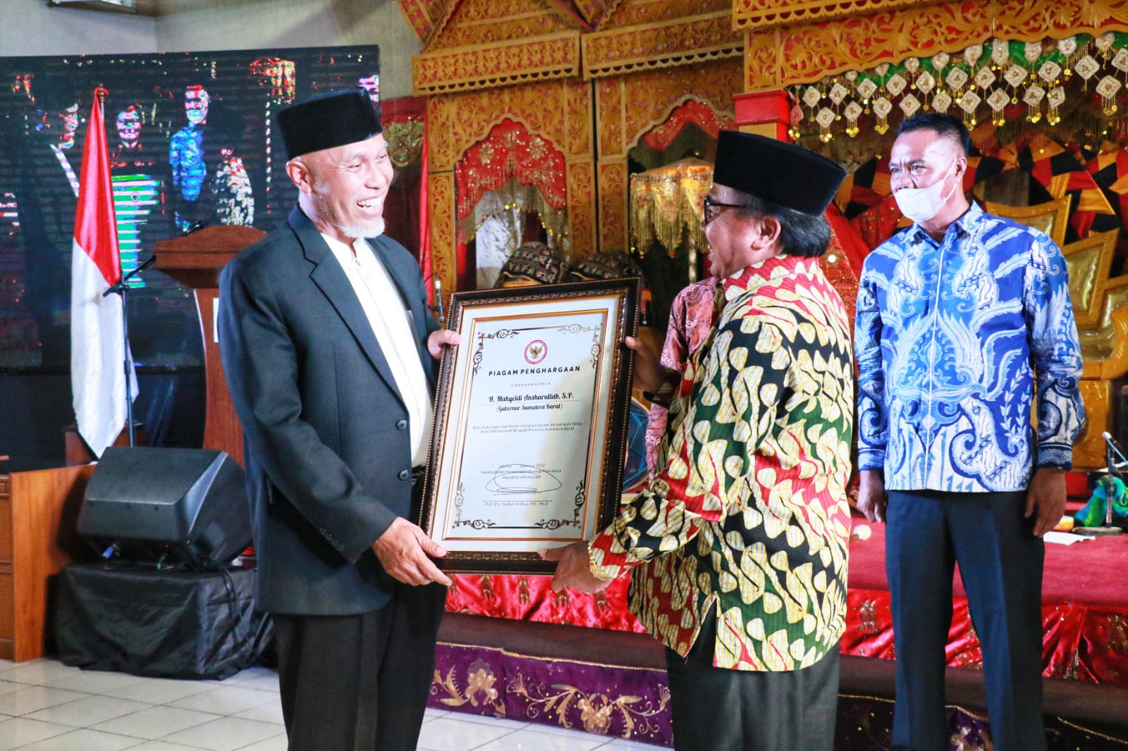 Gubernur Sumbar Terima Penghargaan Pembinaan Ideologi Pancasila dari BPIP