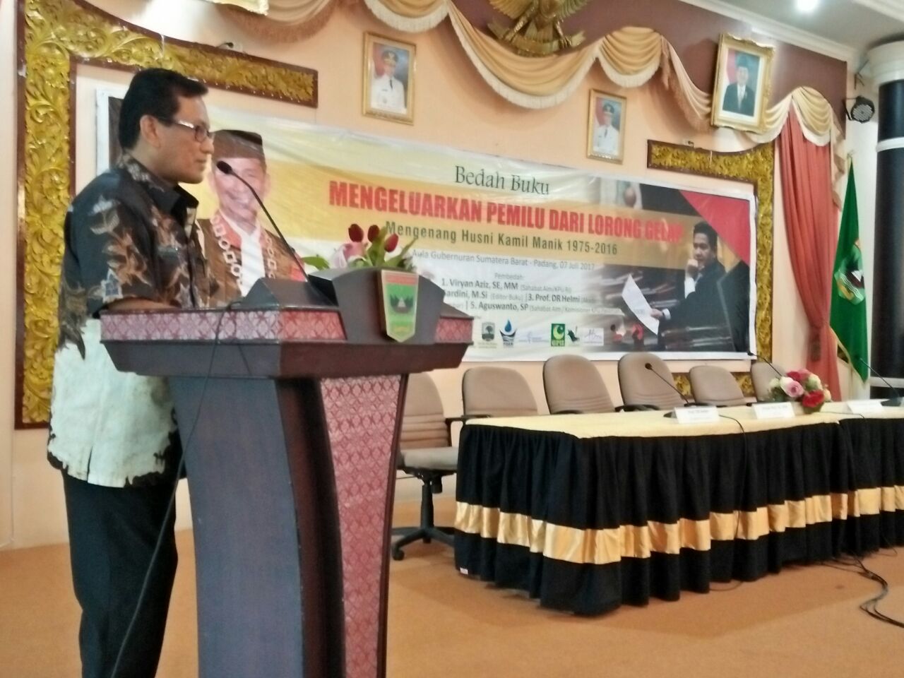 Bedah Buku MENGELUARKAN PEMILU DARI LORONG GELAP Mengenang Husni Kamil Manik