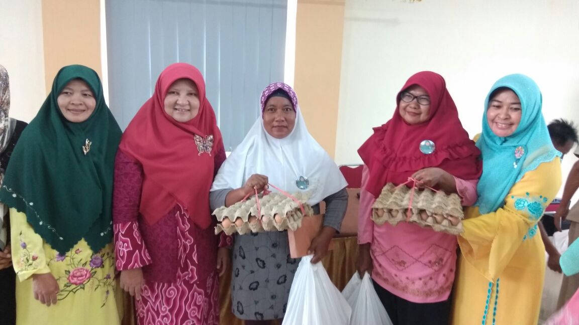 Warga tanjung mutiara kabupaten agam menerima  bantuan sembako