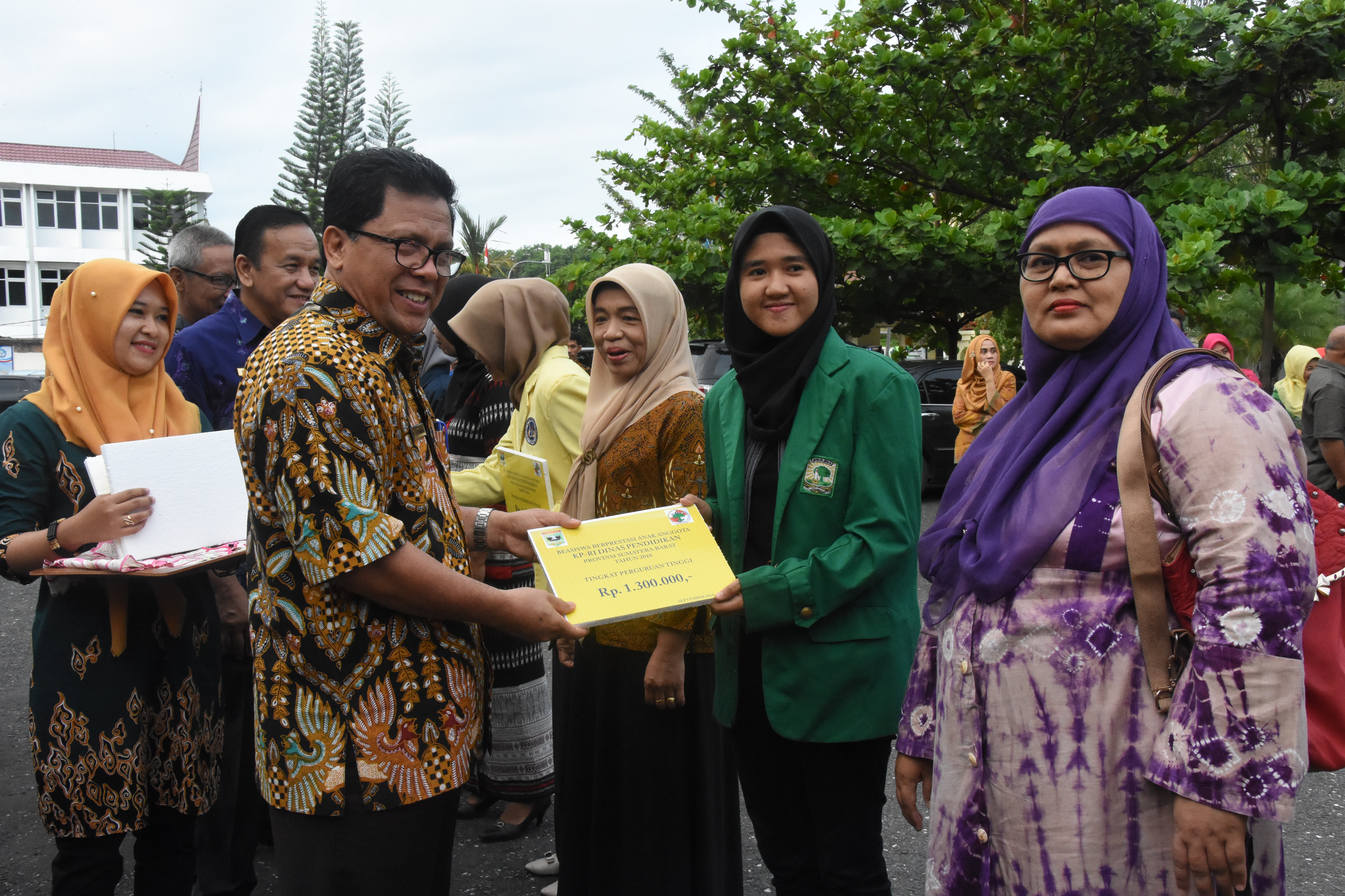 KP-RI DISDIK SUMBAR SERAHKAN BEASISWA PRESTASI