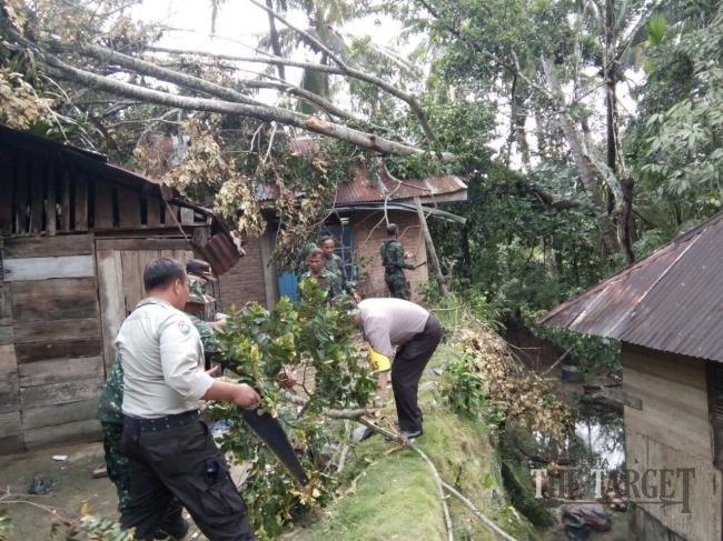 Puting Beliung di Solok Rusak 40 Unit Rumah Masyarakat dan Kantor