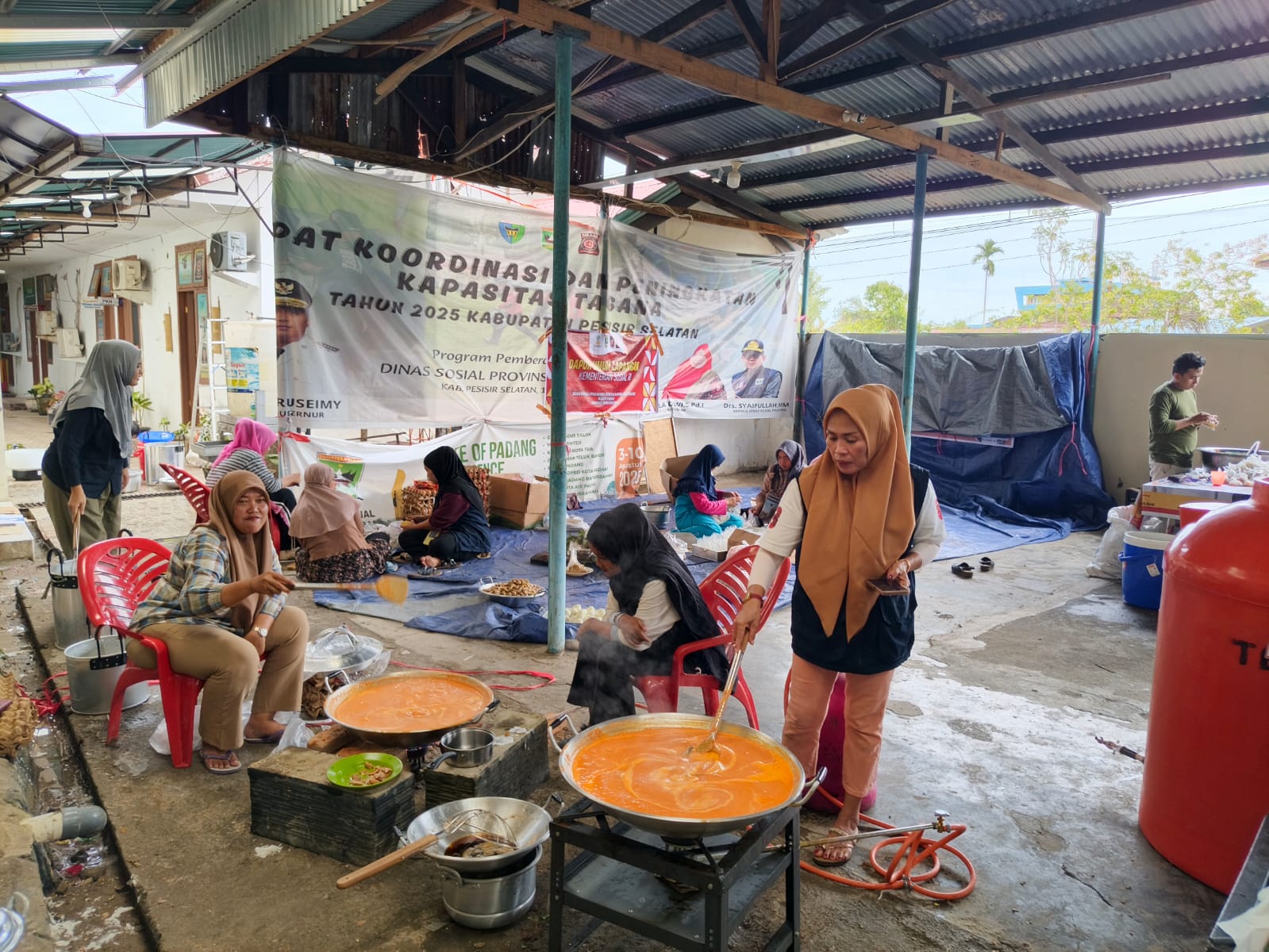 Dinsos Sumbar Optimalkan Dapur Umum Penuhi Logistik Warga Terdampak