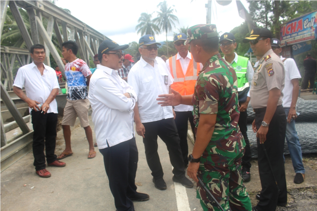 KEMENTRIAN PU DAN PUPR BERSAMA PEMPROV SUMBAR PASANG DUA JEMBATAN DARURAT