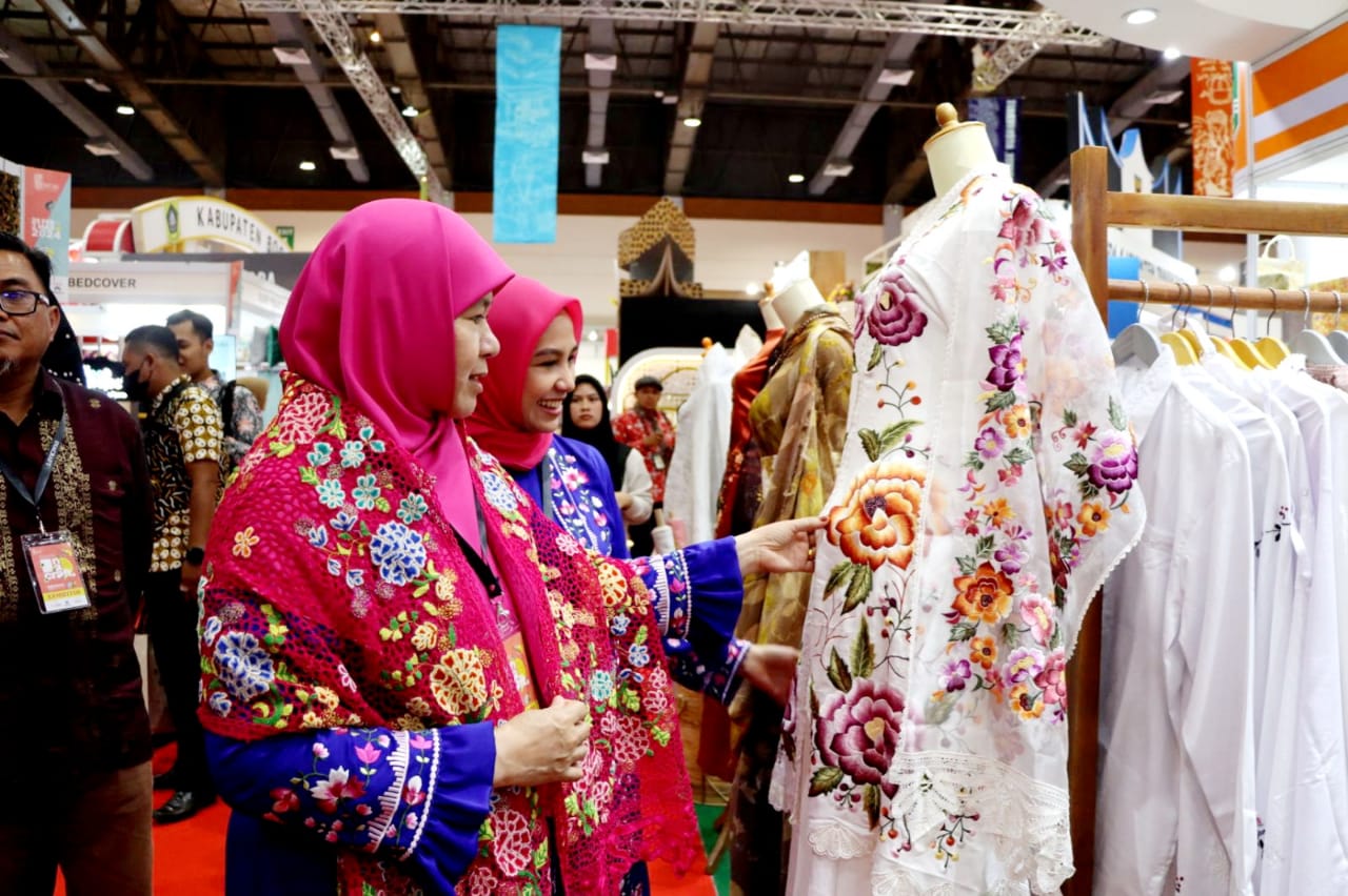 Dukung Kerajinan Nasional, Ketua Dekranasda Sumbar Beserta Wakil Hadiri Opening Ceremony Inacraft 2024