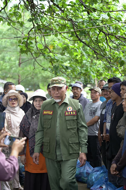 Tak Bisa Melaut Dua Minggu, 205 Nelayan Pasia Nan Tigo Terima Bantuan dari Gubernur Mahyeldi