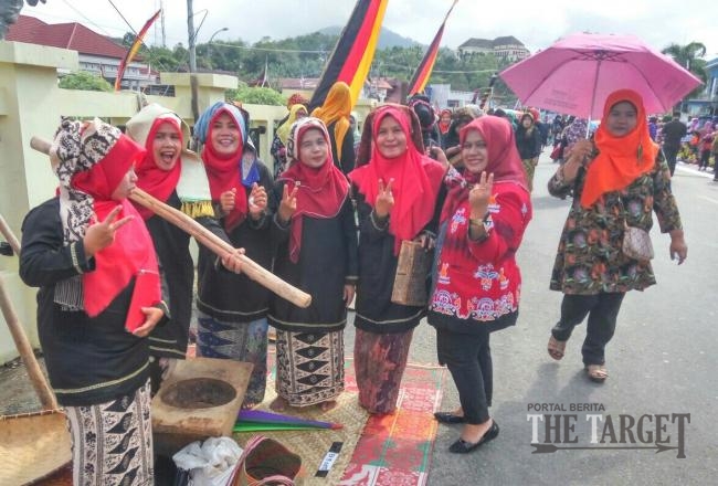 Ketika Kartini Masa Kini Menumbuk Padi Dengan Lesung