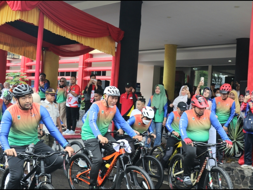 Ribuan Pesepeda Meriahkan Gowes Hari Jadi Sumbar ke-77
