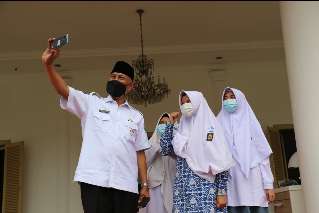 Awalnya Grogi Berakhir Foto Selfi, 3 Siswi SMA Wawancarai Mahyeldi