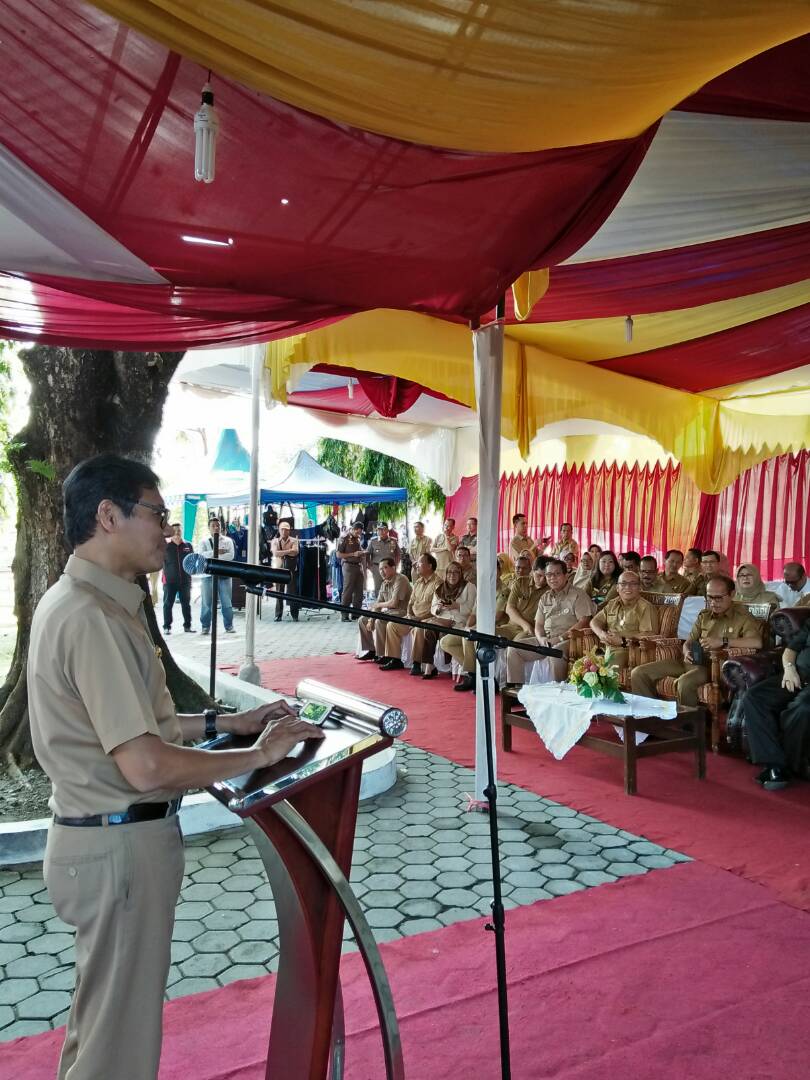 Gubernur Membuka Bazar di halaman kantor Gubernur Sumatera Barat