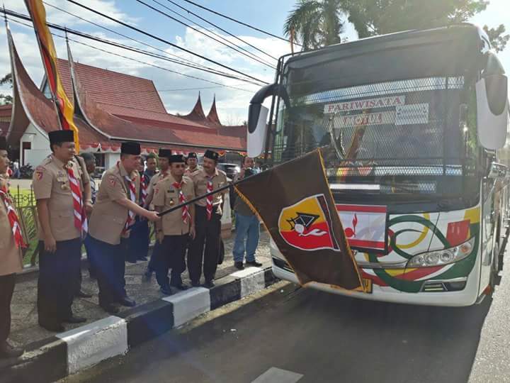 Wagub Nasrul Abit Lepas Kontingen Pramuka Sumbar ke Cibubur