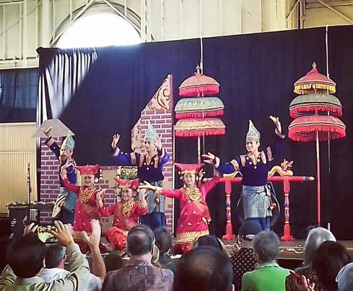 Tari Piring di Atas Kaca Meriahkan Penutupan Indonesian Festival 2017