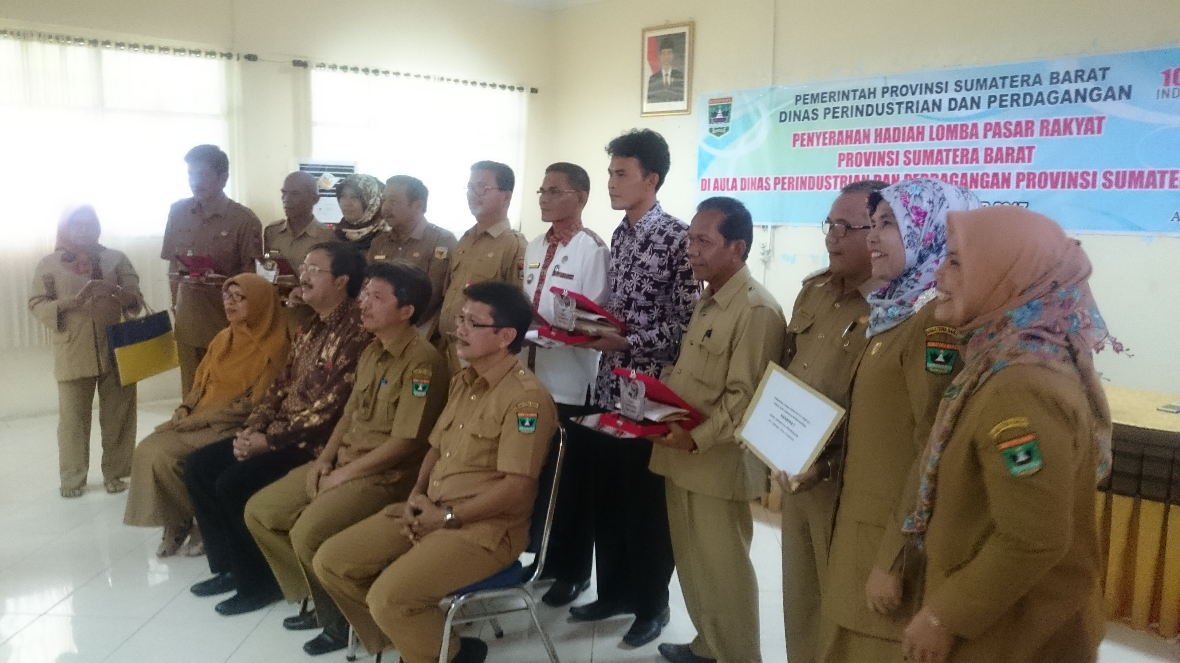 PENYERAHAN HADIAH LOMBA PASAR RAKYAT PROVINSI SUMATERA BARAT