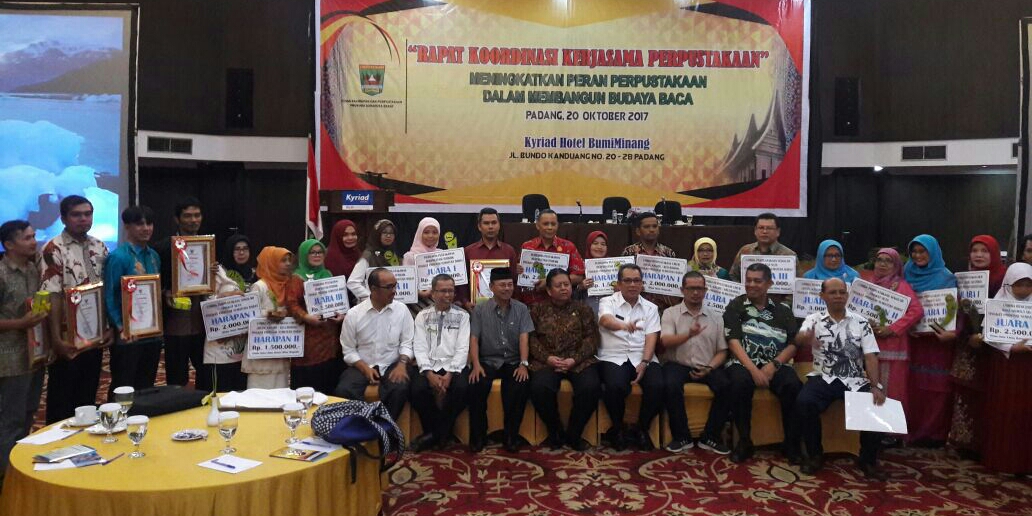 Pemda Provinsi Sumbar melalui Dinas Kearsipan dan Perpustakaan memberikan Anugerah Literasi kepada sejumlah pegiat literasi di Sumbar