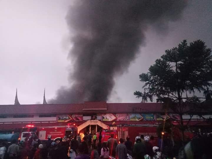 Pasar Aur Kuning Bukittinggi Terbakar