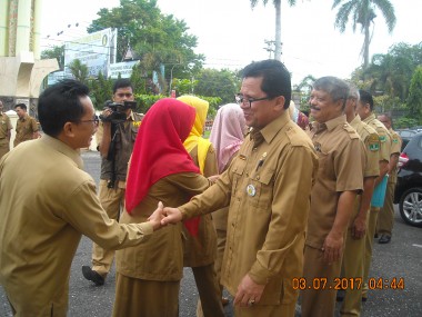 PENDIDIK DAN TENAGA KEPENDIDIKAN SMA/SMK  BERPRESTASI TERIMA PENGHARGAAN  