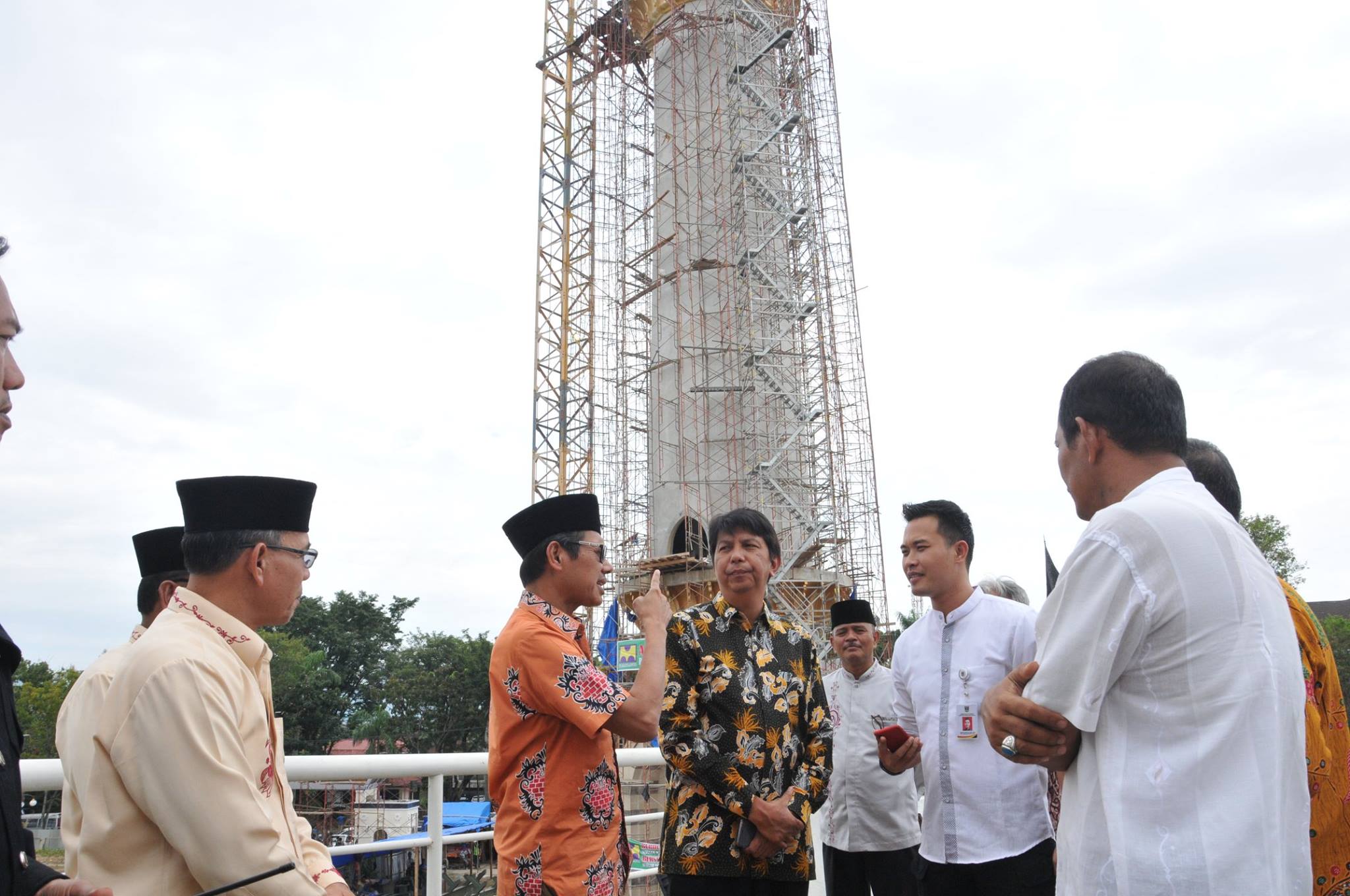 Gubernur Irwan Prayitno Tinjau Pembangunan Menara Masjid Raya