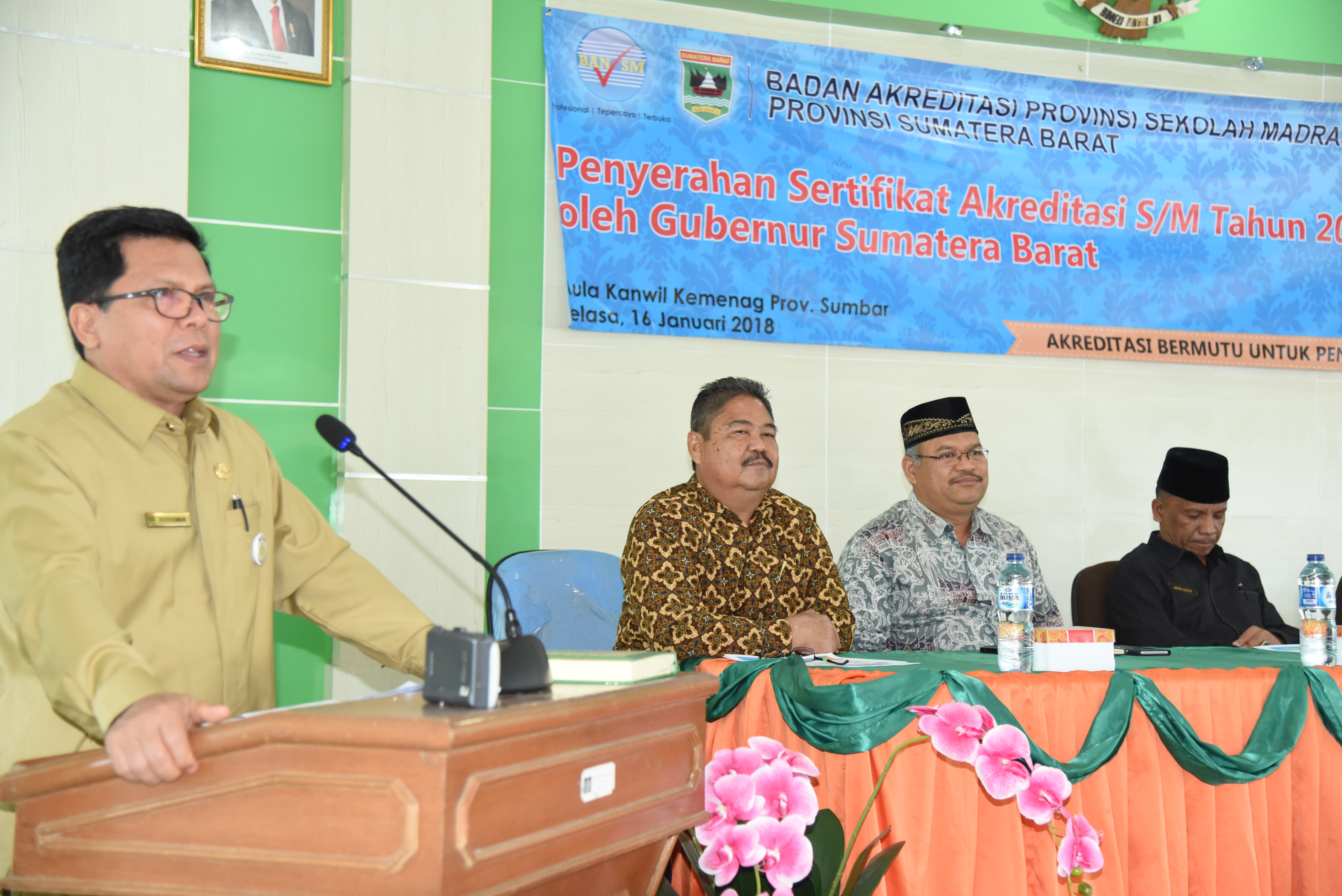 KADISDIK SUMBAR SERAHKAN SERTIFIKAT  AKREDITASI  SEKOLAH  