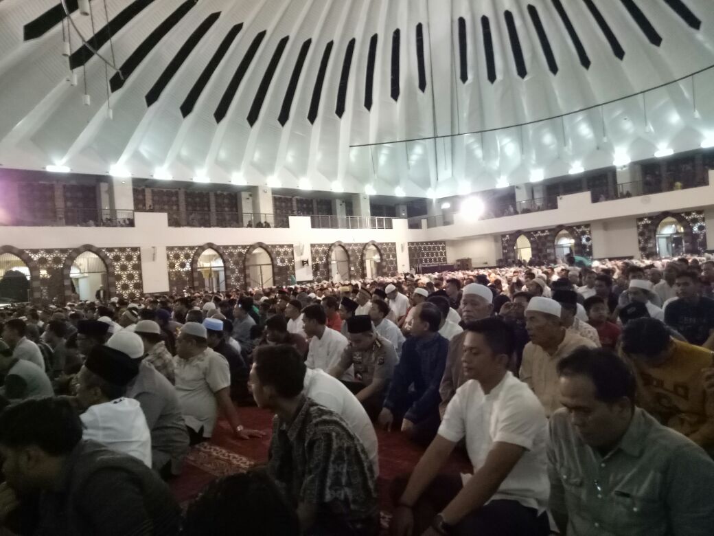 Gubernur irwan prayitno sholat khusuf gerhana sebagai sikap  tafakur terhadap peristiwa alam