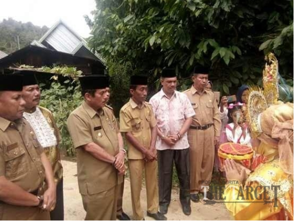 Bupati Yuswir Arifin Dijamu di Kayu Gadih