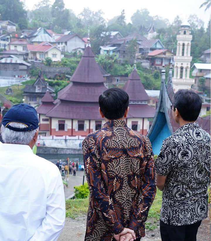  Presiden Jokowi Shalat Jumat di Masjid Raya Sumbar