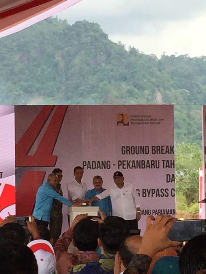 Presiden Jokowi Resmikan Ground Breaking Pembangunan Jalan Tol Padang-Pekanbaru