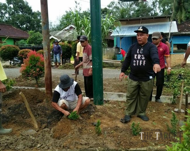 Peringati Hari Sampah, Warga Koto Ranah Dharmasraya Tanam Bunga dan Jual Sampah Buat Tabungan Pendidikan