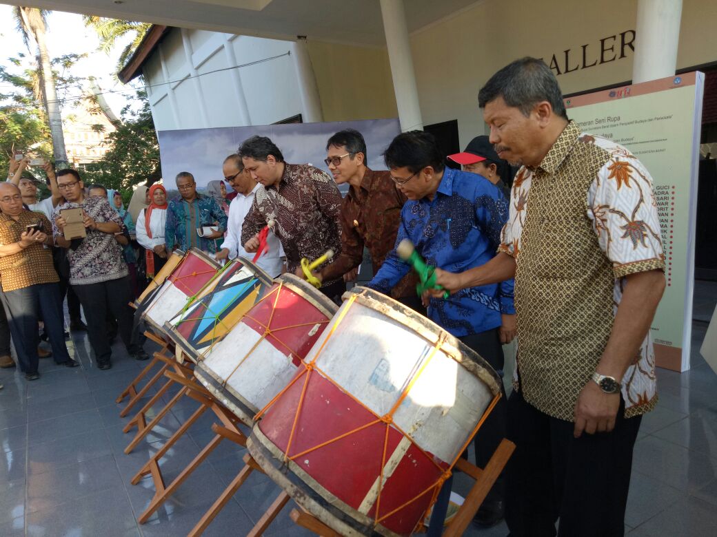 Gubernur Irwan Prayitno Buka Pameran Senirupa dan Industri Kreatif