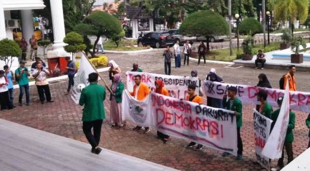 Mahasiswa di Padang Demo Ambang Batas Pencalonan Presiden - Wakil Presiden