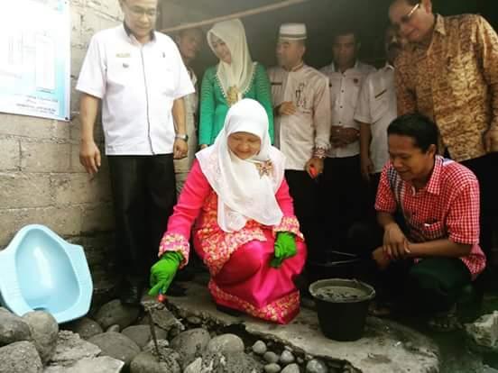 PROGRAM LKKS SUMBAR,BU NEVI BERI BANTUAN JAMBAN SEHAT DI BONJOL