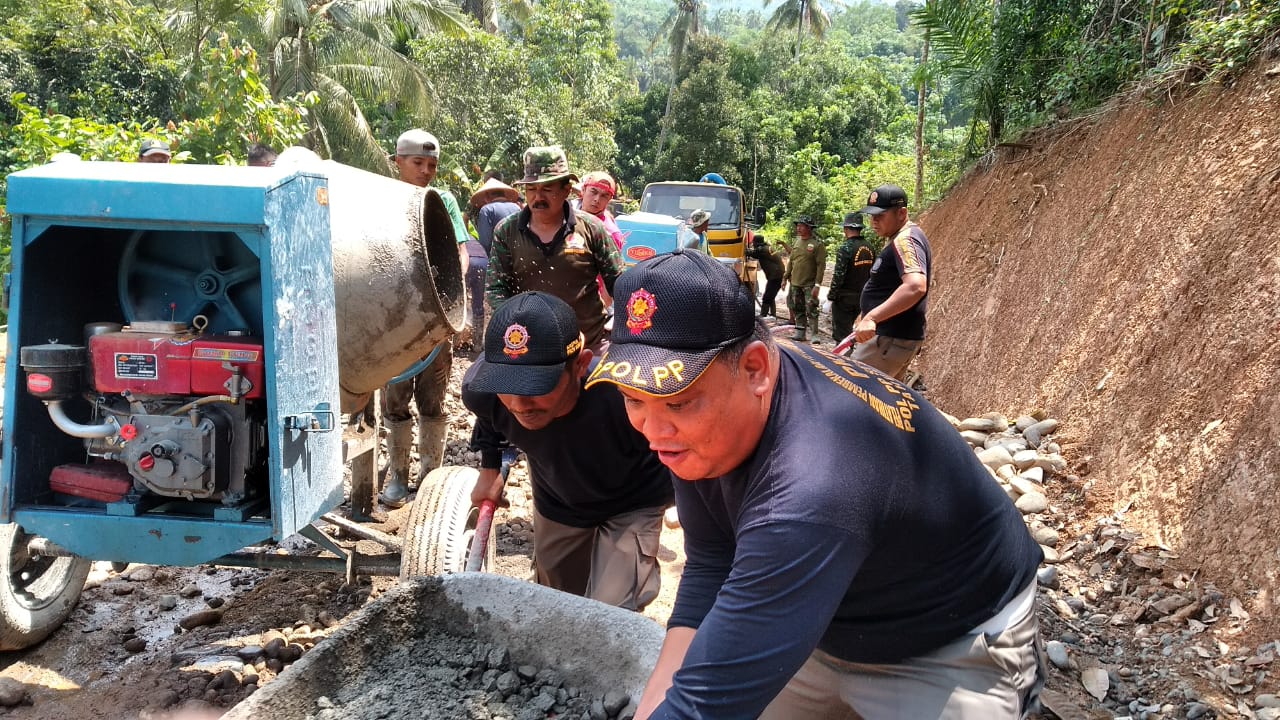 Peran Satpol PP dan Damkar Prov. Sumbar dalam Kegiatan TMMD