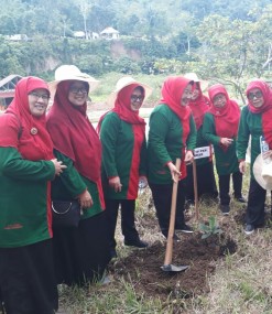 BERSIHKAN BUMI DARI SAMPAH PLASTIK