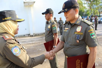 Upacara Pembacaan Ikrar Pernyataan Sikap Aparatur Sipil Negara dan Penyerahan Tanda Kehormatan Satyalancana Karya Satya 10 Tahun Bagi PNS Satpol PP dan Damkar Prov. Sumbar