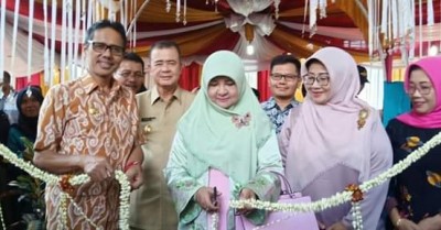 KETUA DEKRANASDA SUMBAR MENGGUNTING PITA PEMBUKAAN BAZAR RAMADHAN 2019