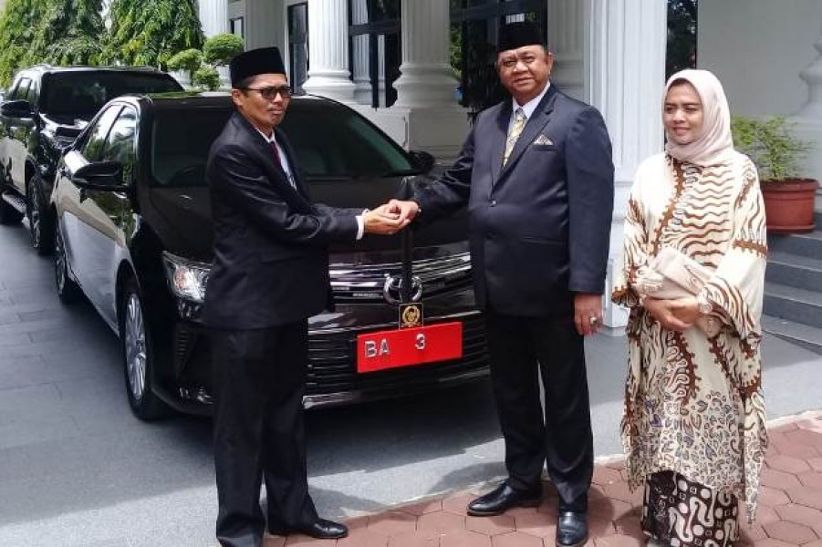 Pimpinan DPRD Sumbar Periode 2014-2019 Serahkan Mobil Dinas