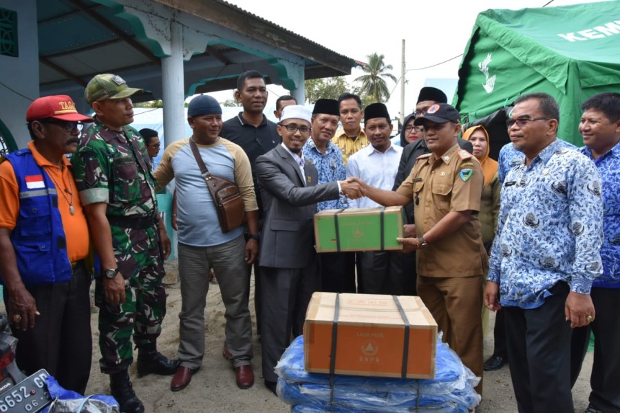 DPRD Sumbar Serahkan Bantuan Korban Abrasi Di Pesisir Selatan