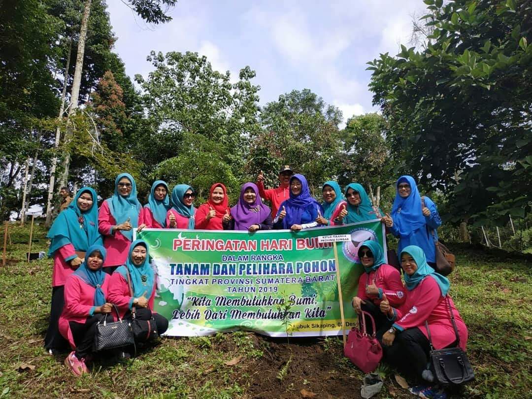 TANAM POHON UNTUK SELAMATKAN BUMI DAN BEKAL GENERASI MENDATANG