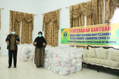 PEMBAGIAN PAKET SEMBAKO OLEH HJ. NEVI ZUAIRINA BERSAMA LKKS SUMATERA BARAT