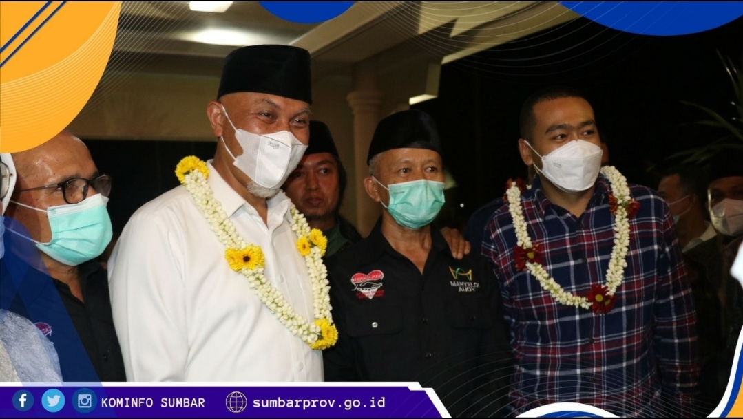 Mendarat di Padang, Mahyeldi Audy Disambut Kalungan Bunga dari Relawan Emak-emak.