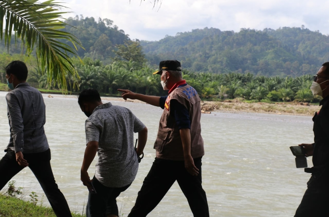 Warga Tapan Gembira Buya Mahyeldi Terjun Langsung Tinjau Bencana Alam di Pesisir Selatan
