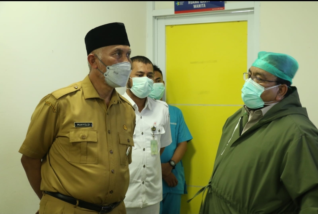 Kunjungi Pasien Covid-19 di ICU RSUP M Djamil, Buya Mahyeldi Mendoakan dari Balik Kaca