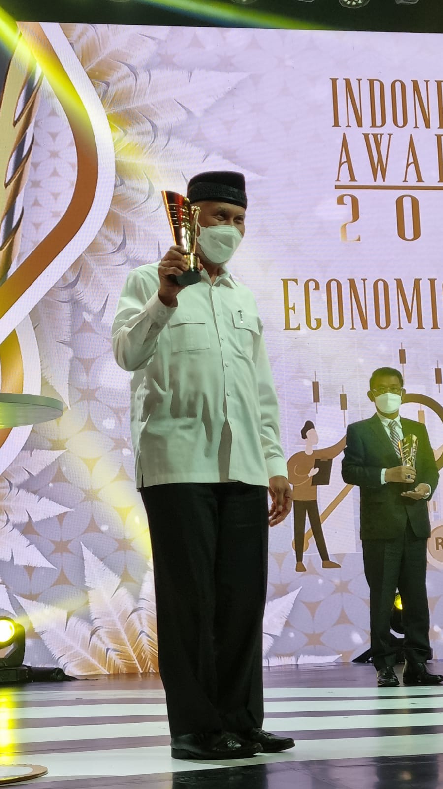 Pimpin Pilot Project Ekonomi Syariah, Gubernur Sumatera Barat, Buya Mahyeldi Raih Penghargaan 