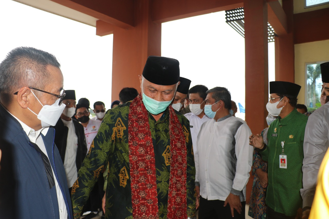Tiba di Jambi, Gubernur Disambut Kalungan Selendang Batik dan Sarapan Mie Celor